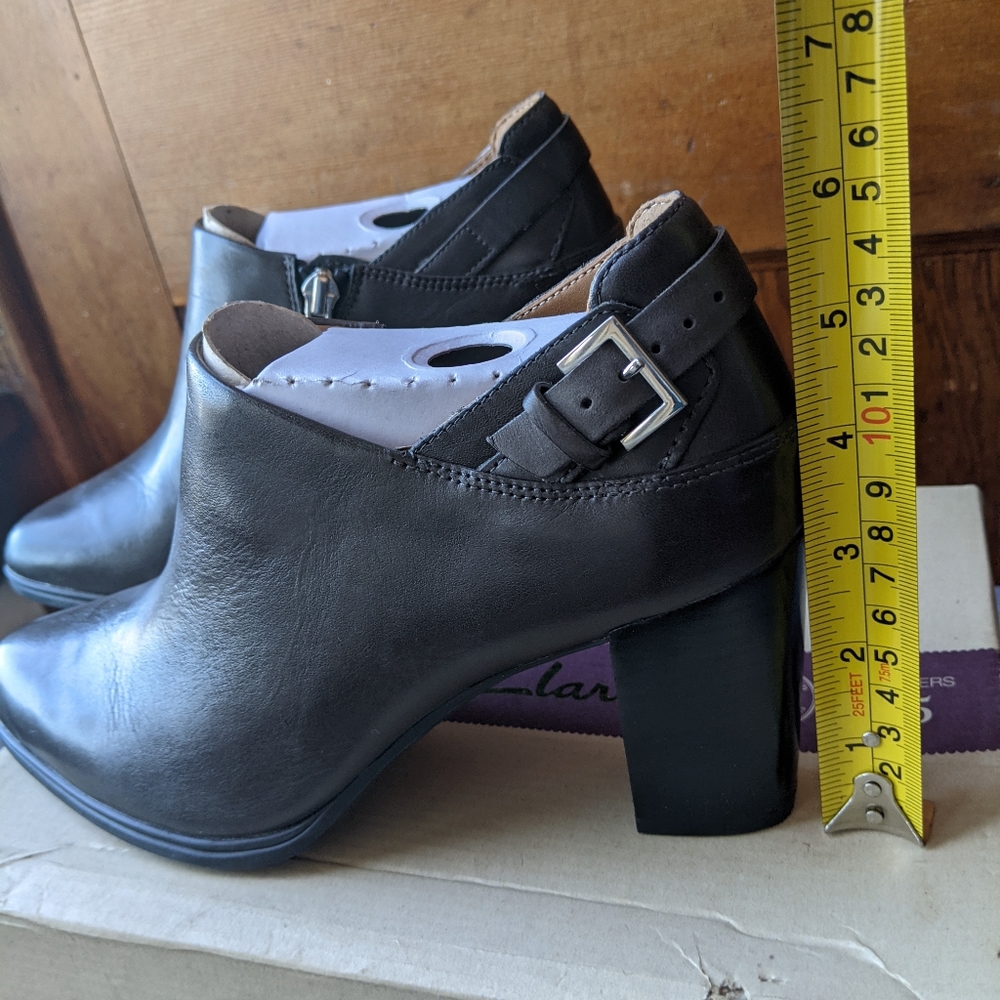Clarks Booties Euc - image 3